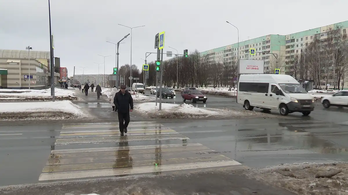 пешеход переходит дорогу весна тает снег