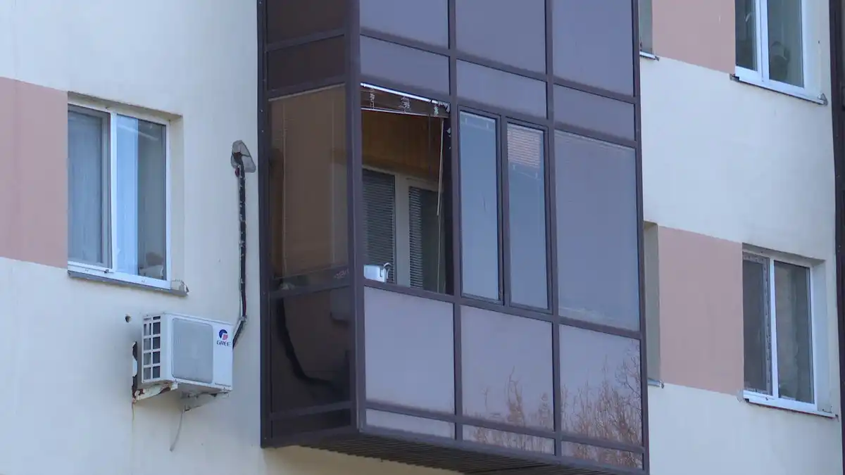 Разбитое окно на балконе жилого дома