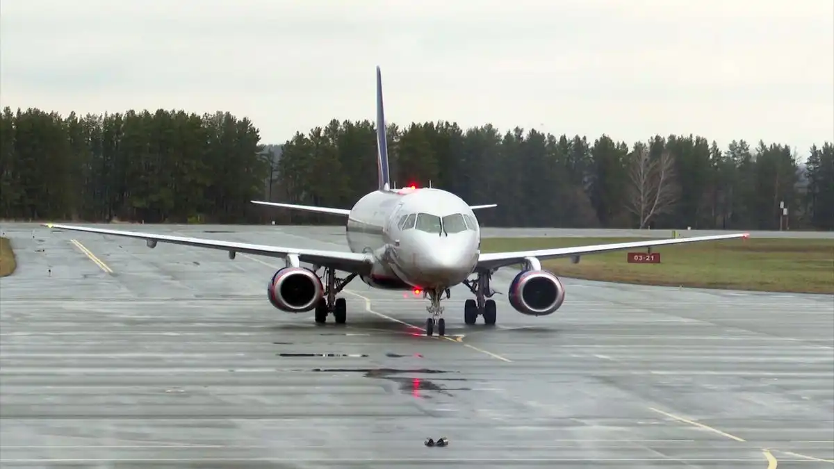 самолёт на стоянке в аэропорту бегишево