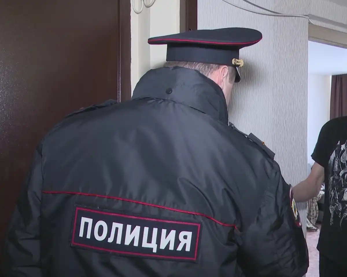 полицейский стоит спиной