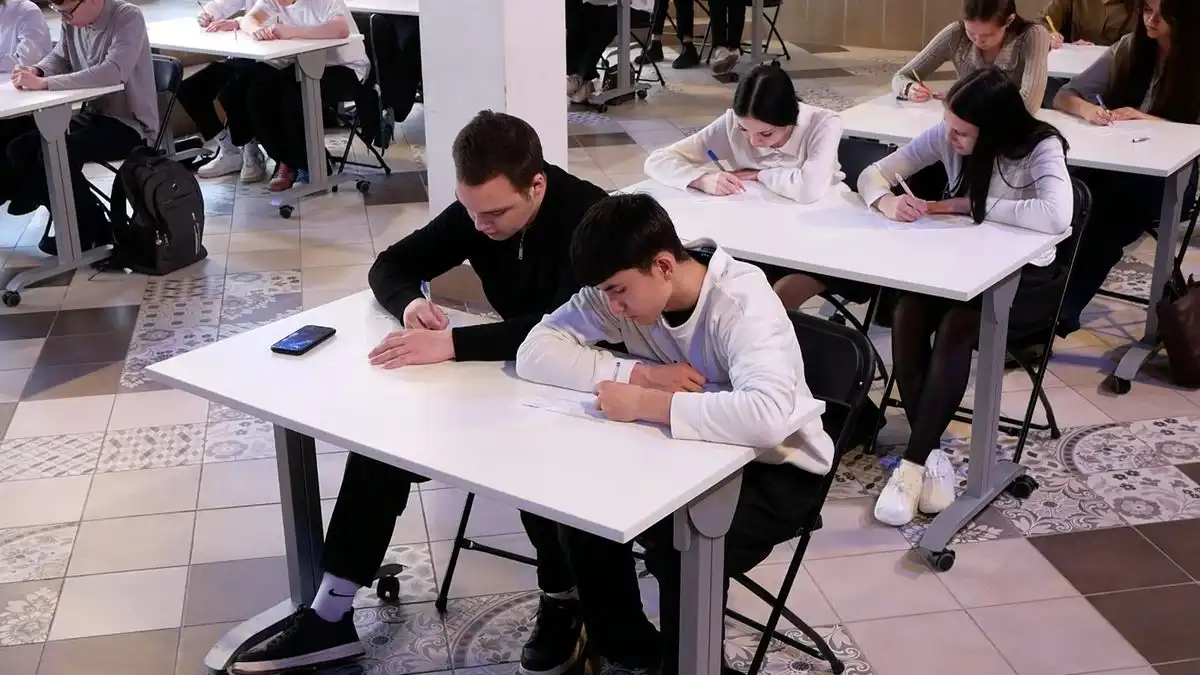 Жители Нижнекамска пишут Тотальный диктант