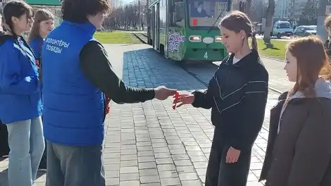 В Нижнекамске волонтеры начали раздавать георгиевские ленты - телеканал НТР 24
