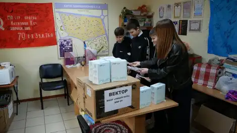 Нижнекамские лицеисты и дошколята передали бойцам СВО рации и стопку писем - телеканал НТР 24