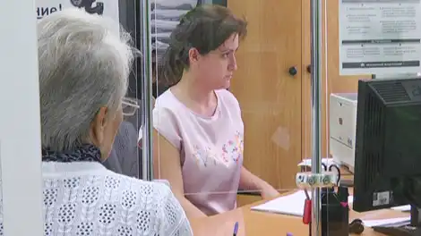 Пенсионерка в Социальном фонде получает консультацию специалиста