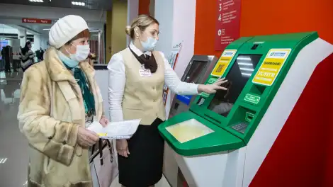 Специалист МФЦ Мои документы в Нижнекамске консультирует посетителя