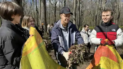 Студенты вузов и ссузов участвуют в субботнике в лесопарке «Урман» в Нижнекамске