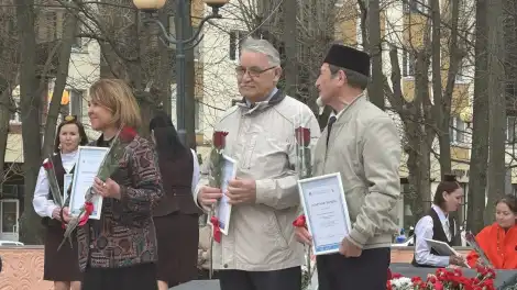 В Нижнекамске на митинге в честь 140-летия Габдуллы Тукая наградили главного редактора газеты «Туган як» - телеканал НТР 24