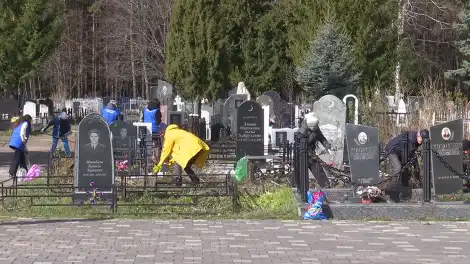 Средник в преддверии 9 Мая: нижнекамцы убрались на могилах первостроителей и ветеранов