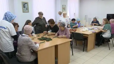 Нижнекамские бабушки плетут браслеты в подростковом клубе - телеканал НТР 24