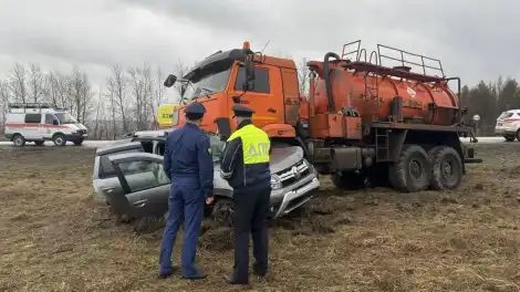 Два человека погибли при столкновении кроссовера с автоцистерной в Татарстане - телеканал НТР 24