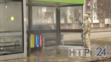 В Нижнекамске моют остановки, бордюры и отбойники - телеканал НТР 24