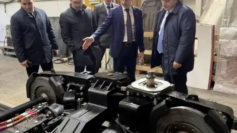 Люди смотрят на машину