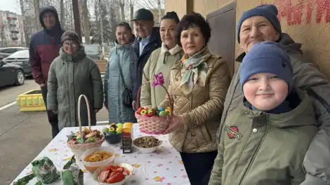 Нижнекамцы на улице Юности накрыли во дворе пасхальный стол - телеканал НТР 24