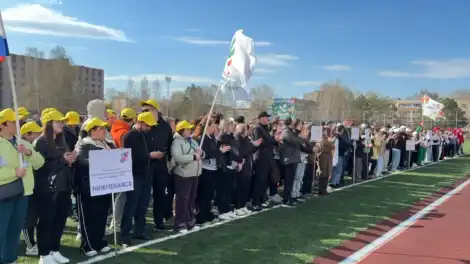 люди стоят на стадионе