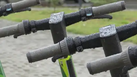 Мошенники клеят фальшивые QR-коды на прокатные электросамокаты для кражи денег - телеканал НТР 24