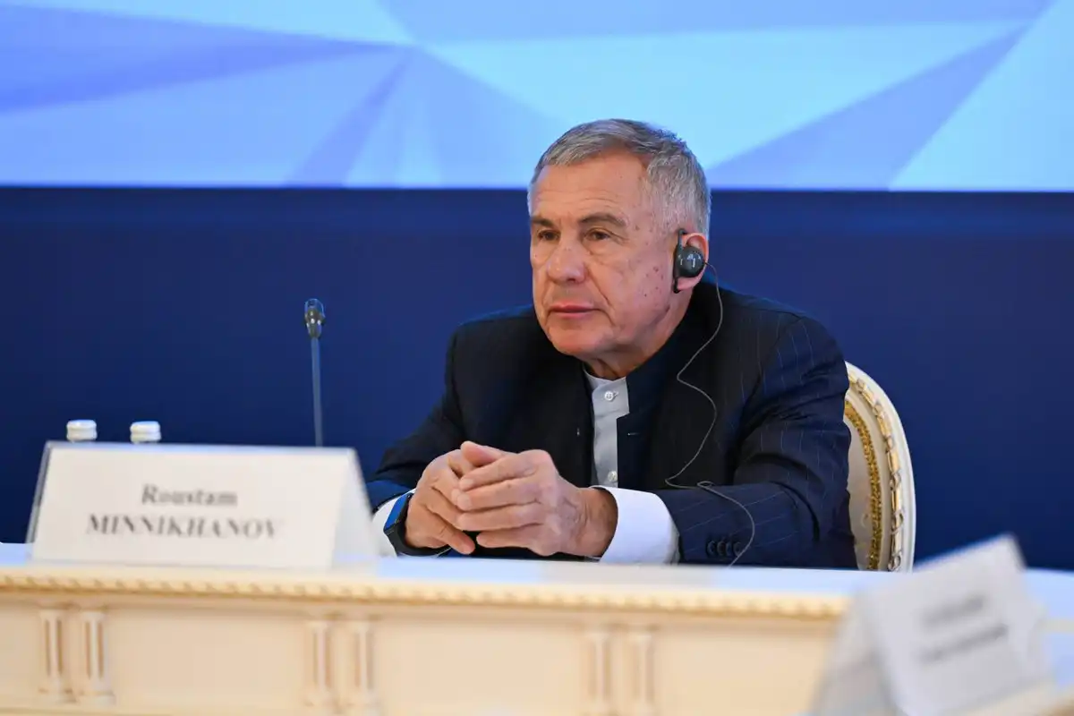 мужчина сидит за столом