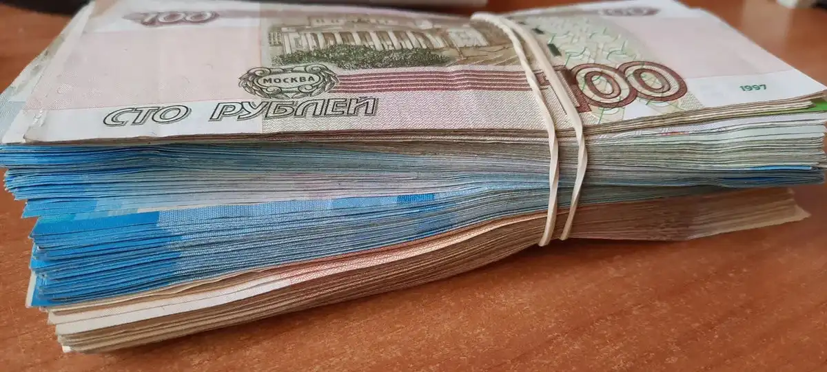 деньги лежат на столе