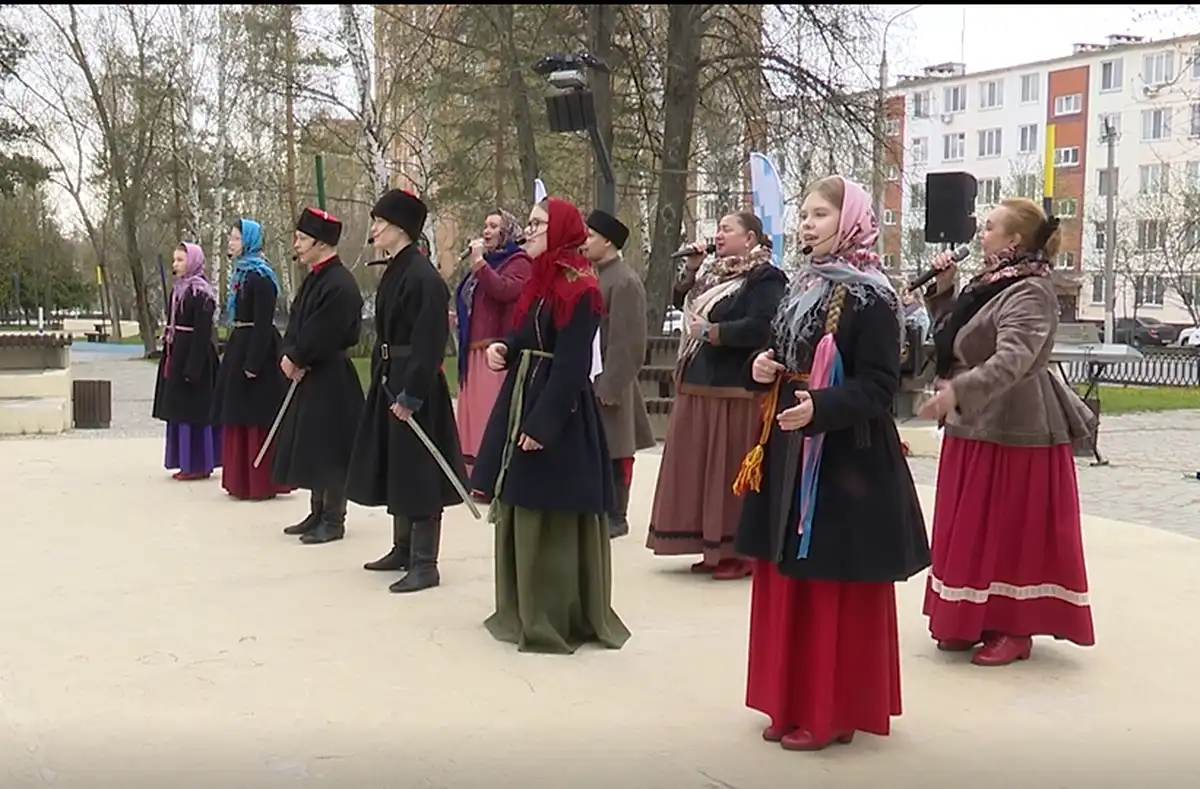 люди поют на сцене