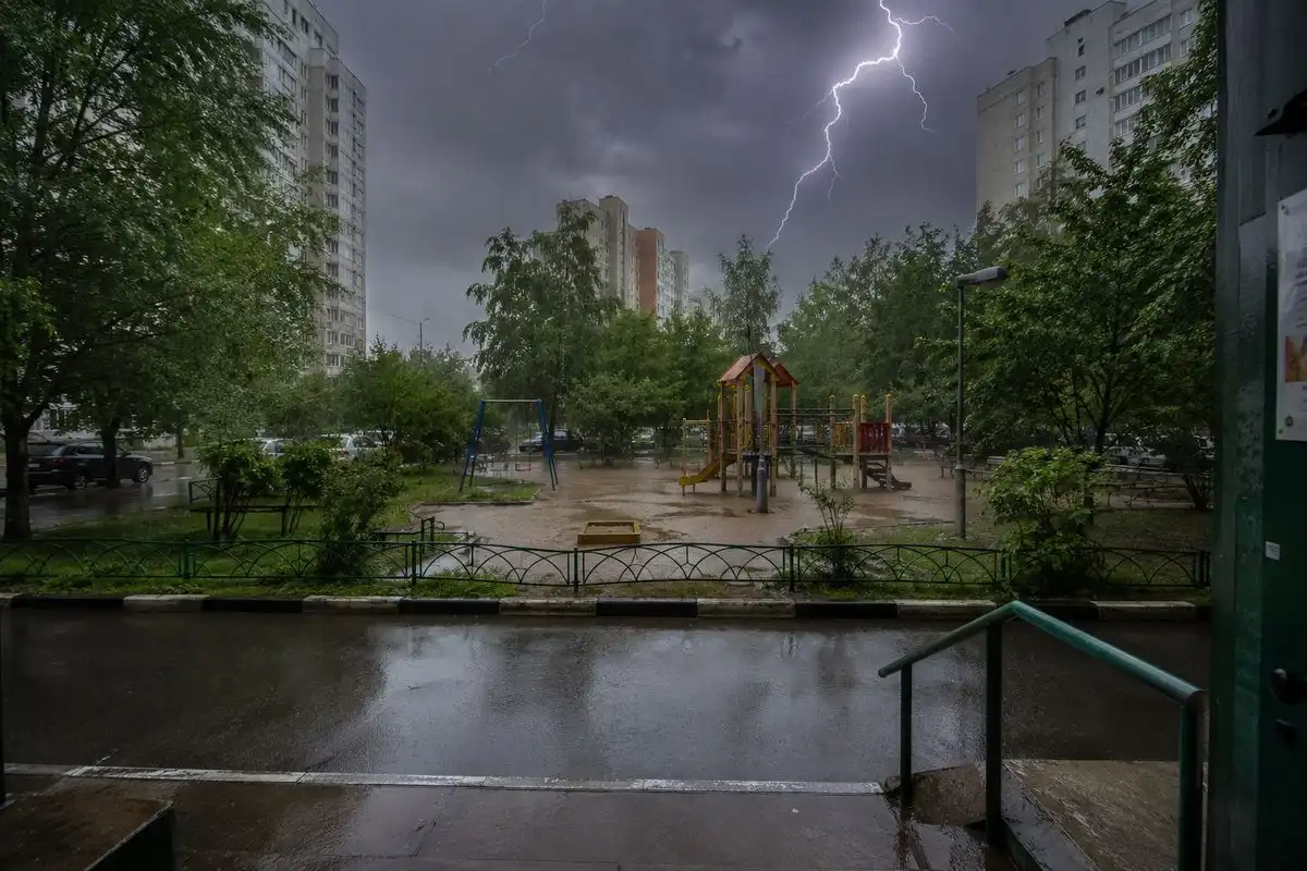 двор летом гроза тучи