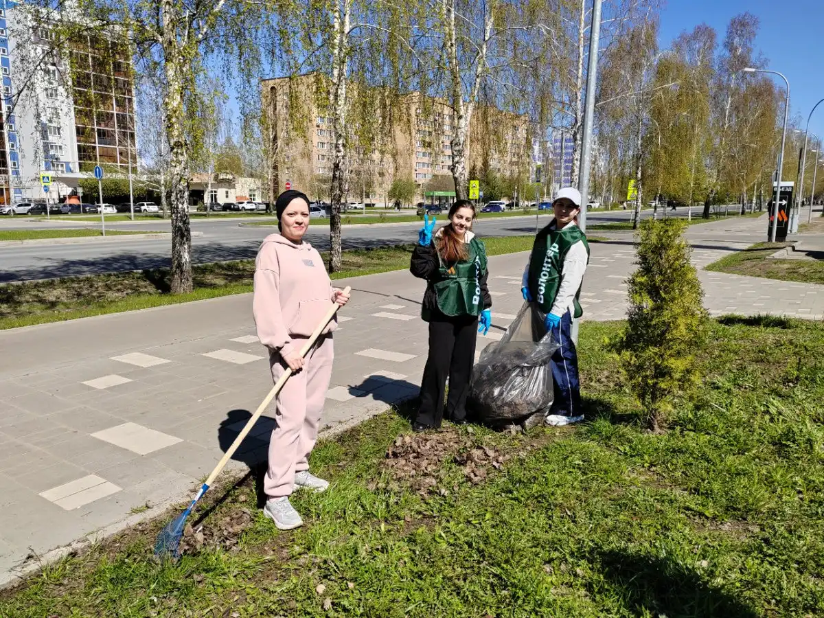 Люди на субботнике