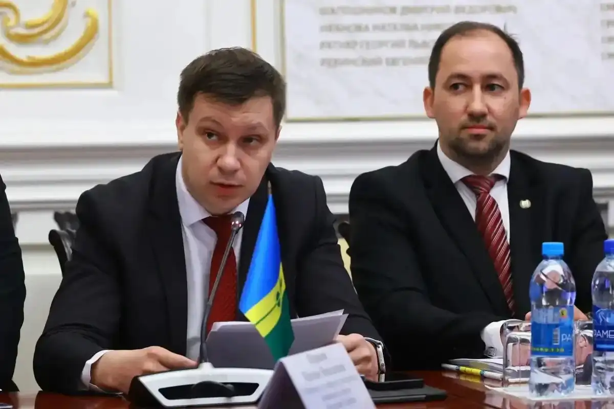 мужчина сидит за столом
