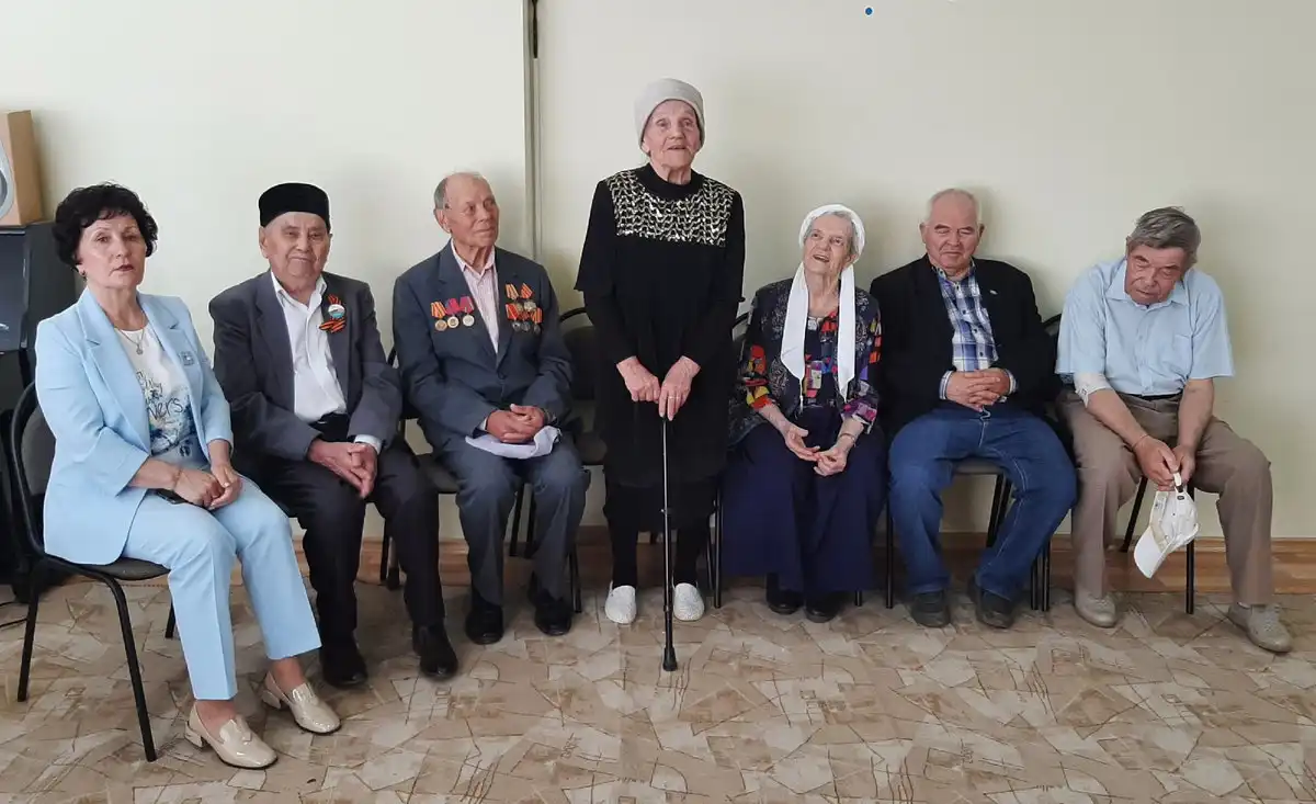 люди сидят на стульях