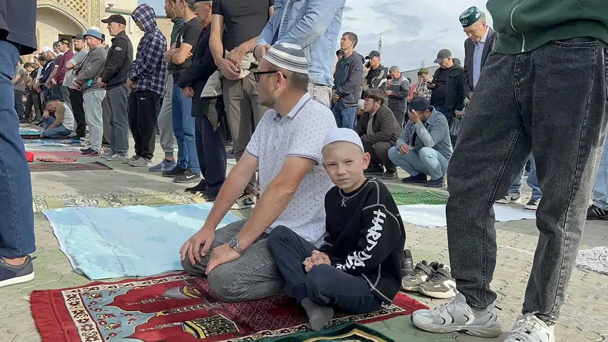Мусульмане у центральной мечети Нижнекамска в Курбар-байрам