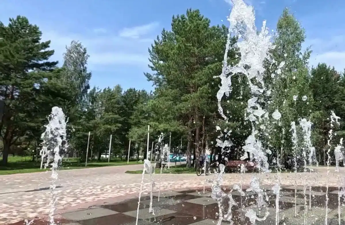 Фонтан бьет ключом в парке Нижнекамска