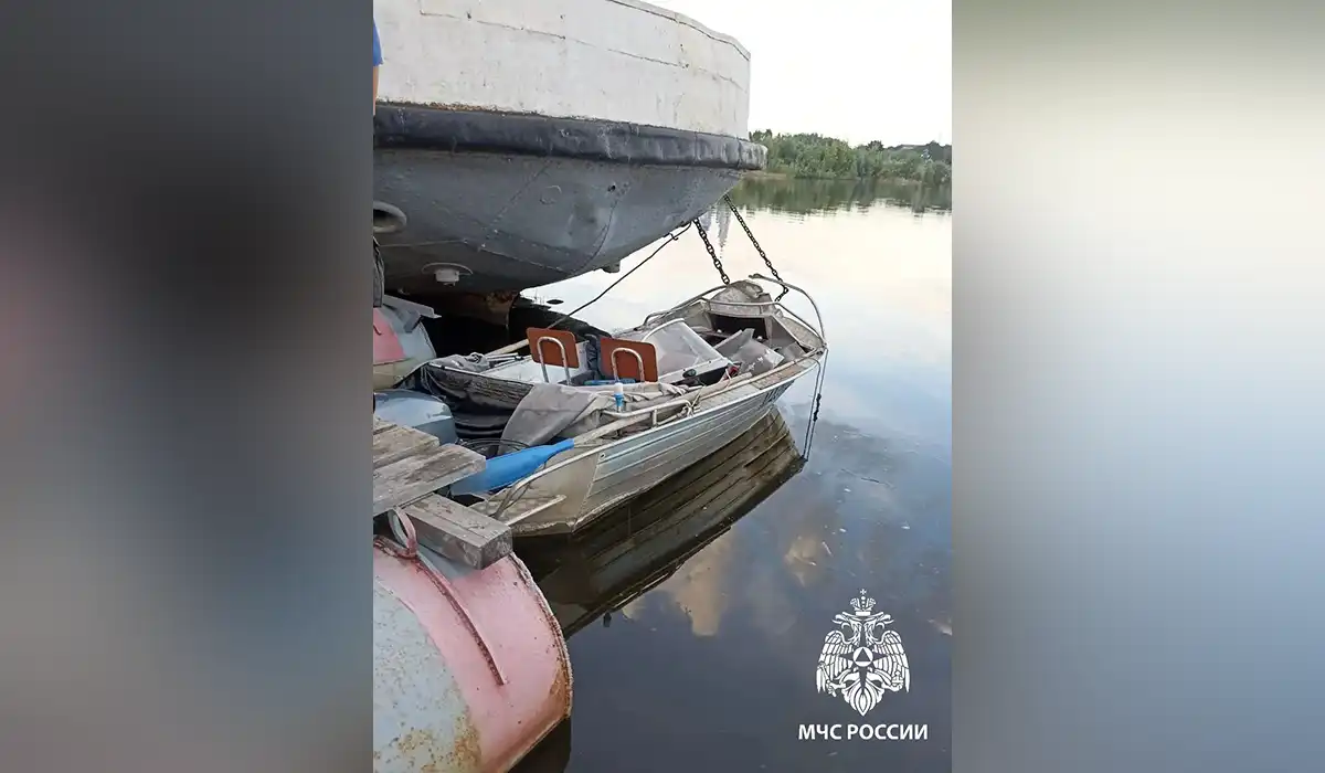 Лодка после столкновения на Каме в Чистополе