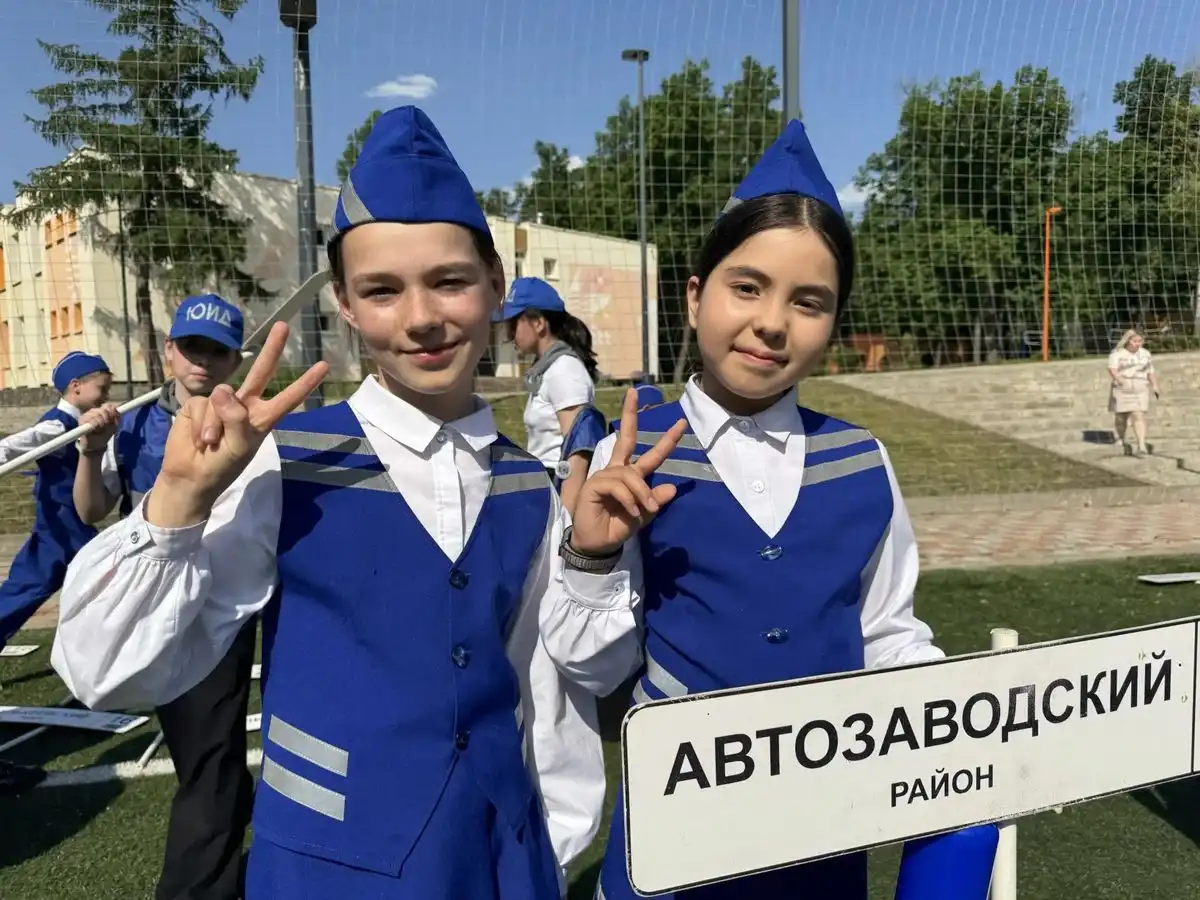 девочки на конкурсе ЮИД