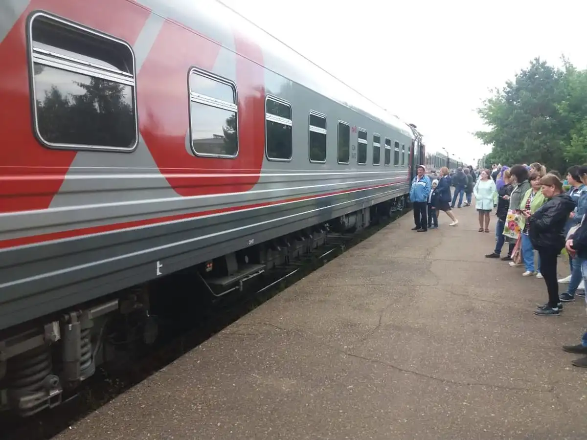 пассажирский поезд на станции в Нижнекамске