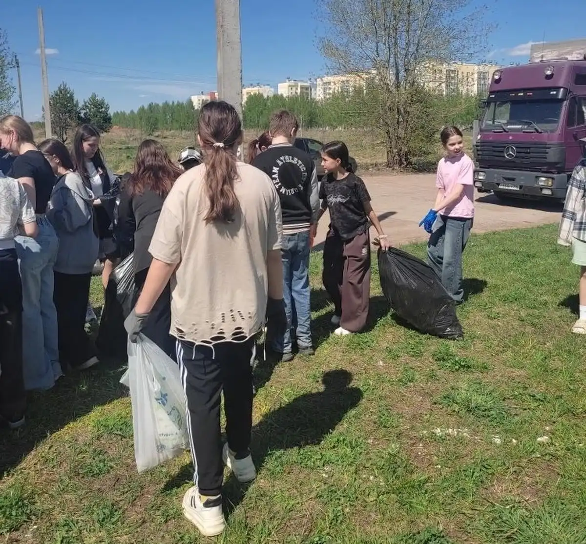 дети убирают мусор