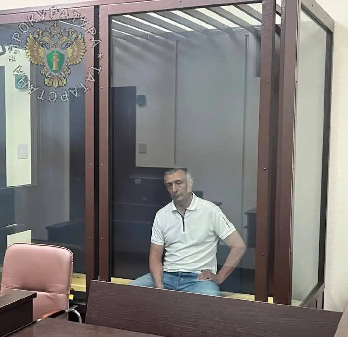 мужчина на скамье подсудимых