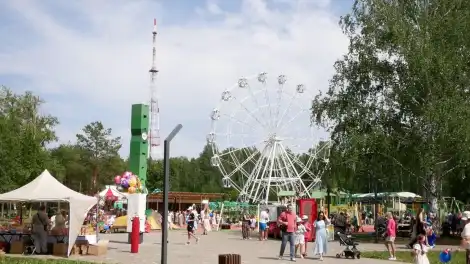 Парк Семья в Нижнекамске с колесом обозрения летом
