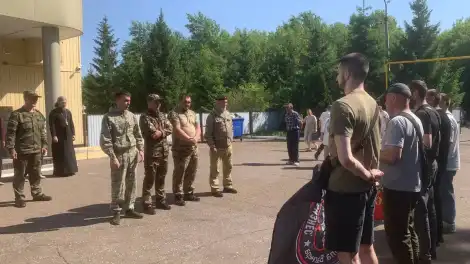 мужчины стоят на построении