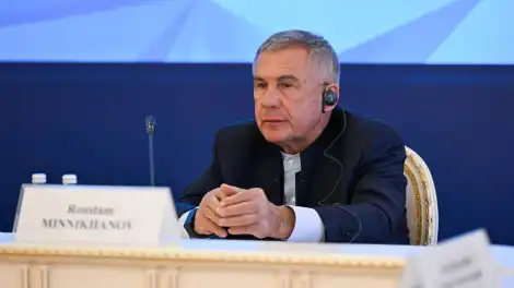 мужчина сидит за столом
