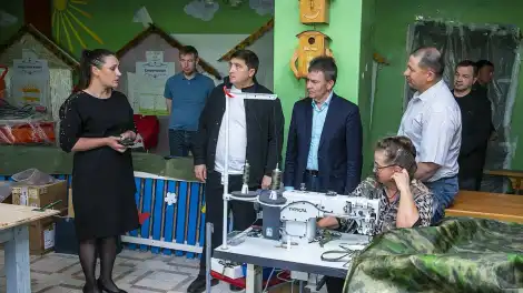 мужчины и женщины стоят в помещении