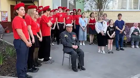ветерана поздравляют с 9 мая