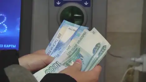 руки держат деньги