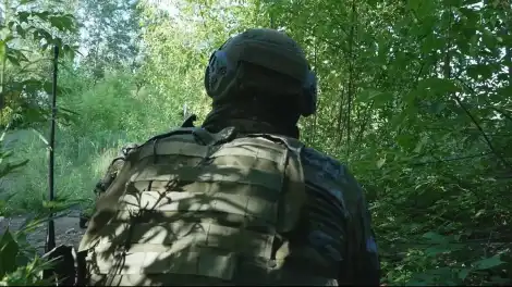 боец в лесу