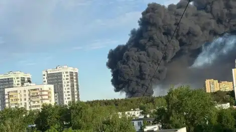 дым поднимается над городом