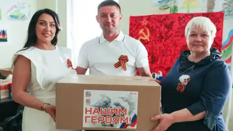 Молодожены передают посылку для бойцов СВО