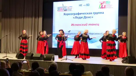 женщины танцуют на сцене