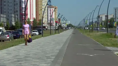 девушка идет по тротуару пр. Шинников в Нижнекамске
