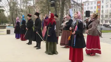 люди поют на сцене