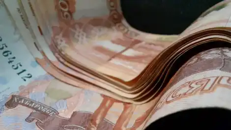 купюры лежат на столе