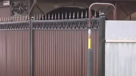 калитка и газовая труба