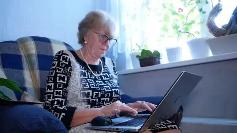 женщина работает на ноутбуке