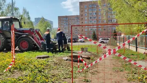 Рабочие проверяют канализационные люки в Нижнекамске