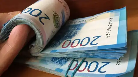 рука держит купюры